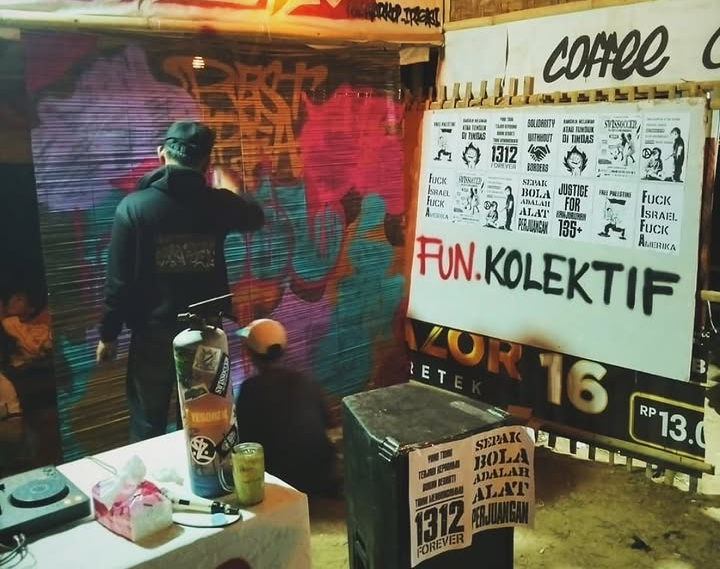 Suasana dalam warkop